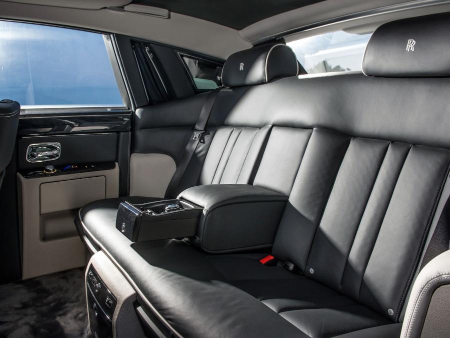  Rolls-Royce Phantom 2012 года  (фото 2 из 38)